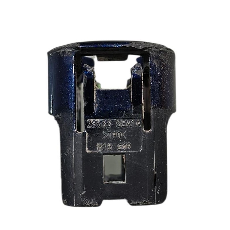 SOPORTE O CUBIERTA PARA EL SENSOR DE REVERSA KICKS 2016 - 2025