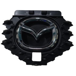 EMBLEMA BASE PARRILLA MAZDA 2 2020 - 2023
