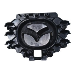 EMBLEMA BASE PARRILLA MAZDA 2 2020 - 2023